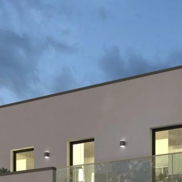 Man betritt das Haus und steht im Flur**