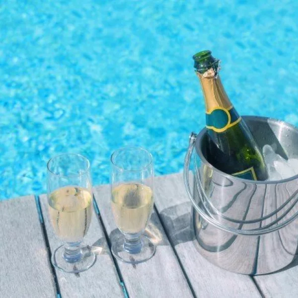 DER ORT, AN DEM IHRE FREUNDE BEI EINEM GLAS WEIN VERSACKEN