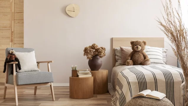 immobilie456415-wohnzimmer-mit-tuerkisfarbenem-sofa-und-designleuchte-g