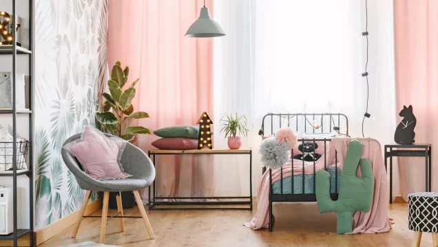 immobilie456497-moderner-wohnraum-mit-sofaecke-pflanzenvielfalt-und-klarer-struktur-g