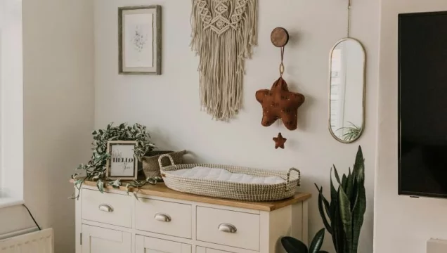 immobilie456800-wohnzimmer-mit-sofa-und-sesseln-g